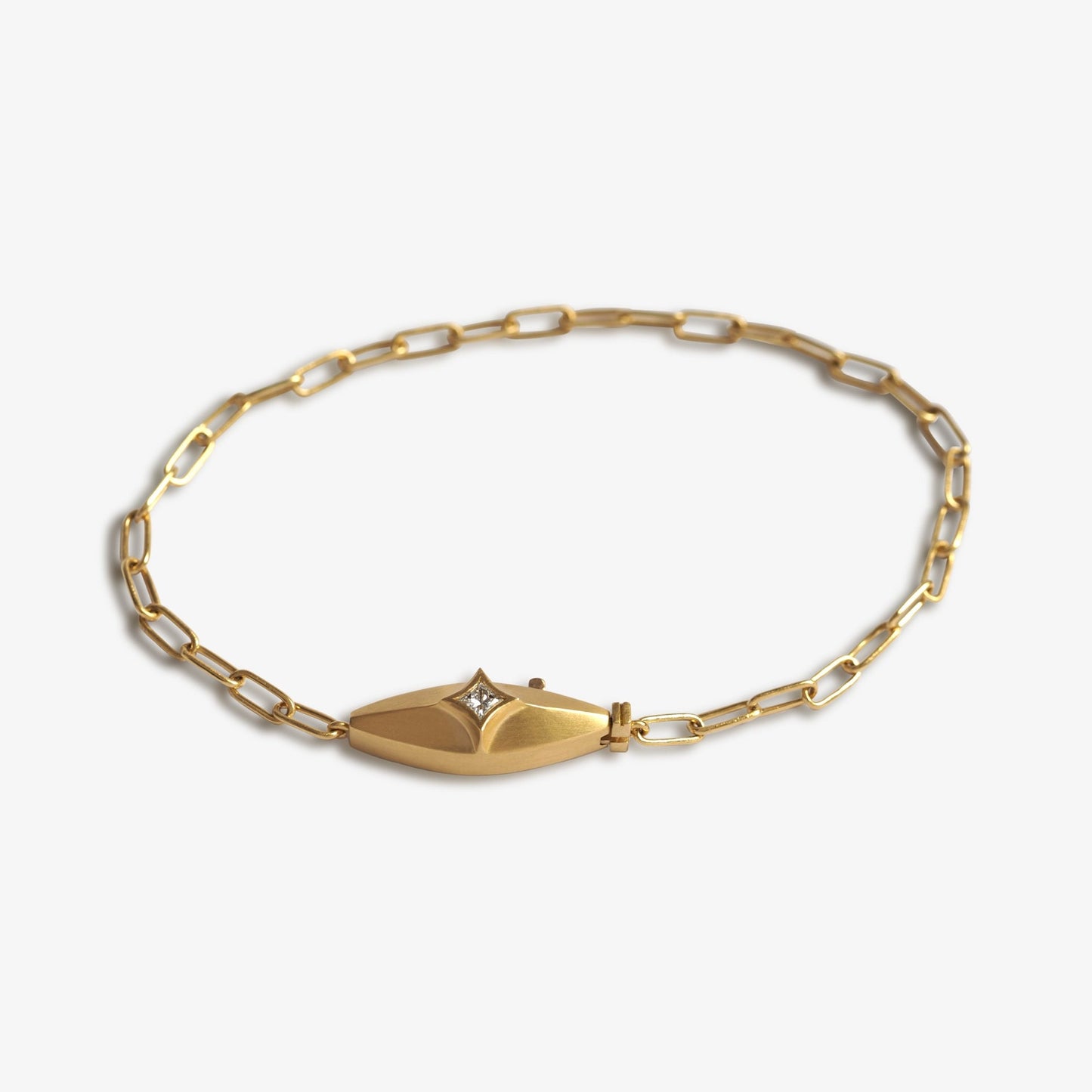Clasp bracelet